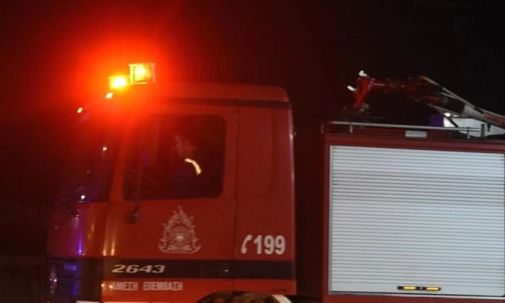 Φωτιά σε κτίριο στη Μεταμόρφωση: Επιχειρούν ισχυρές δυνάμεις της Πυροσβεστικής